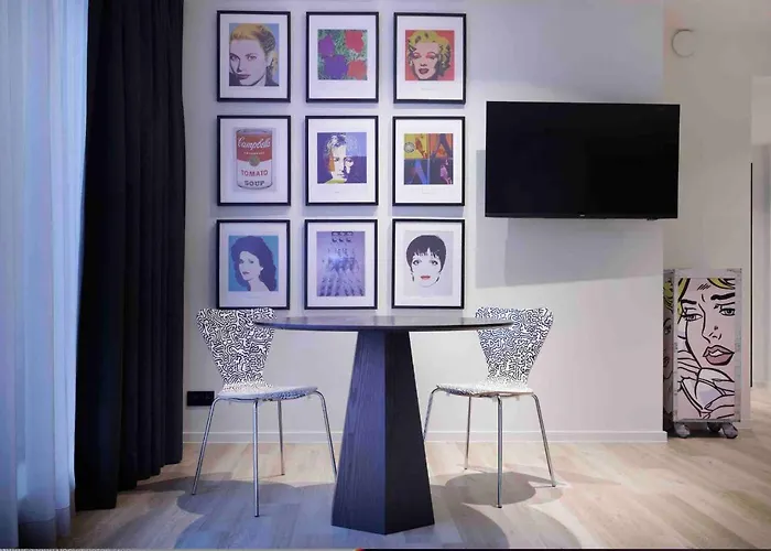 M-street Art - Self Check-in Hotel